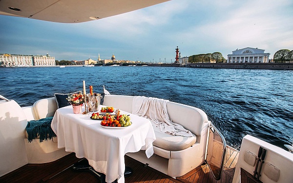 Аренда моторной яхты Sealine 39 АМО в Санкт-Петербурге